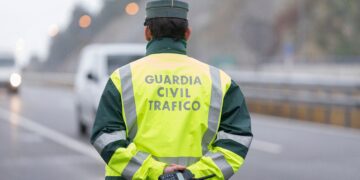 Estos gestos habituales al volante pueden hacer que te multen