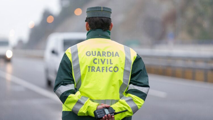 La DGT lo confirma: estos gestos habituales al volante pueden hacer que te multen con hasta 200 euros 1 Estos gestos habituales al volante pueden hacer que te multen