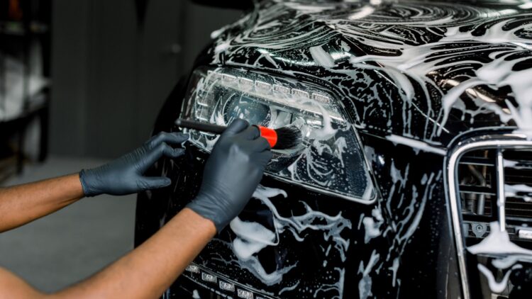 Adiós a los prejuicios: la historia de Manuel demuestra que limpiar coches puede ser un oficio muy rentable en España 1 Limpiar coches puede ser un oficio muy rentable en España