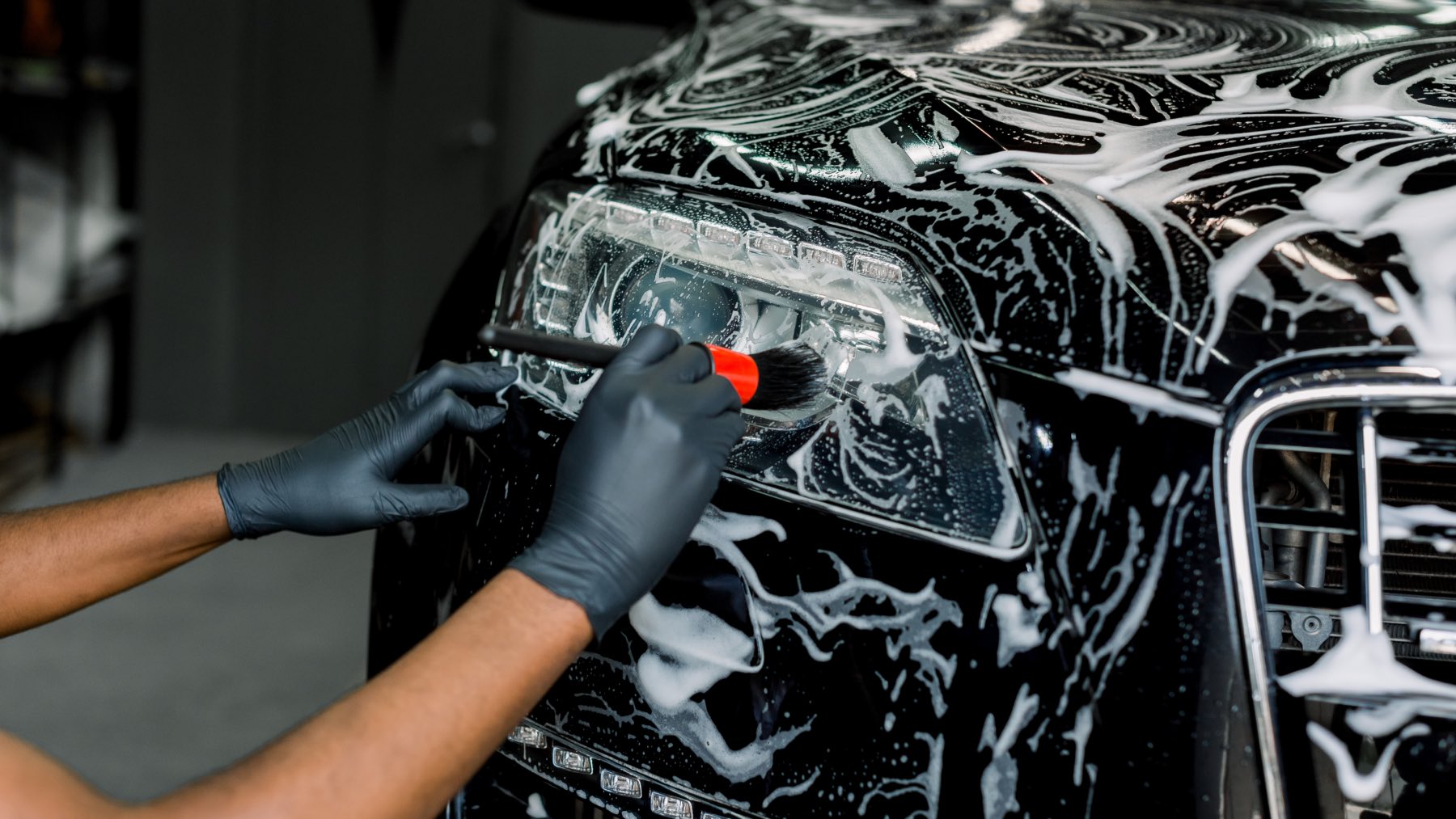 Limpiar coches puede ser un oficio muy rentable en España