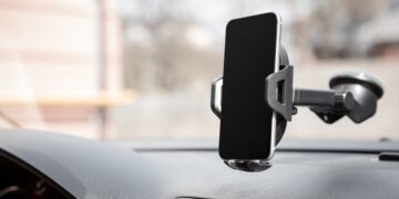 Alerta de la DGT: hacer esto con tu móvil hará que te multen