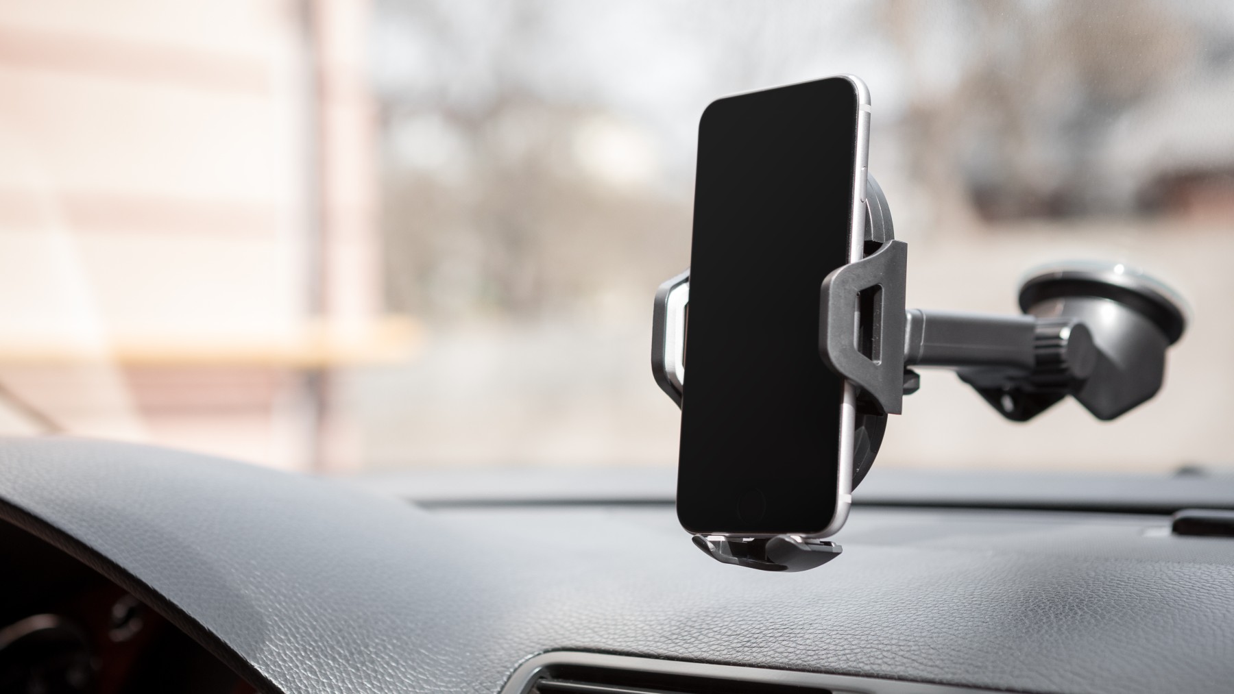 Alerta de la DGT: hacer esto con tu móvil hará que te multen