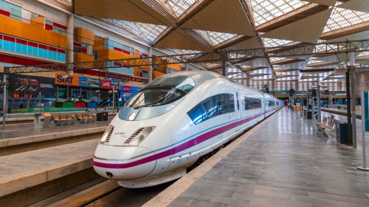 Es oficial: Renfe ofrecerá billetes gratis a los jóvenes hasta diciembre y miles ya se están apuntando 1 Renfe ofrecerá billetes gratis a los jóvenes hasta diciembre