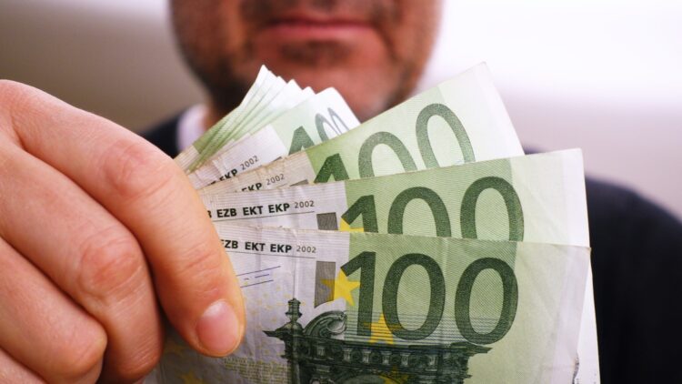 Confirmado: el SEPE permite cobrar un complemento de 500 euros al mes incluso si estás trabajando 1 El SEPE permite cobrar un complemento de 500 euros al mes