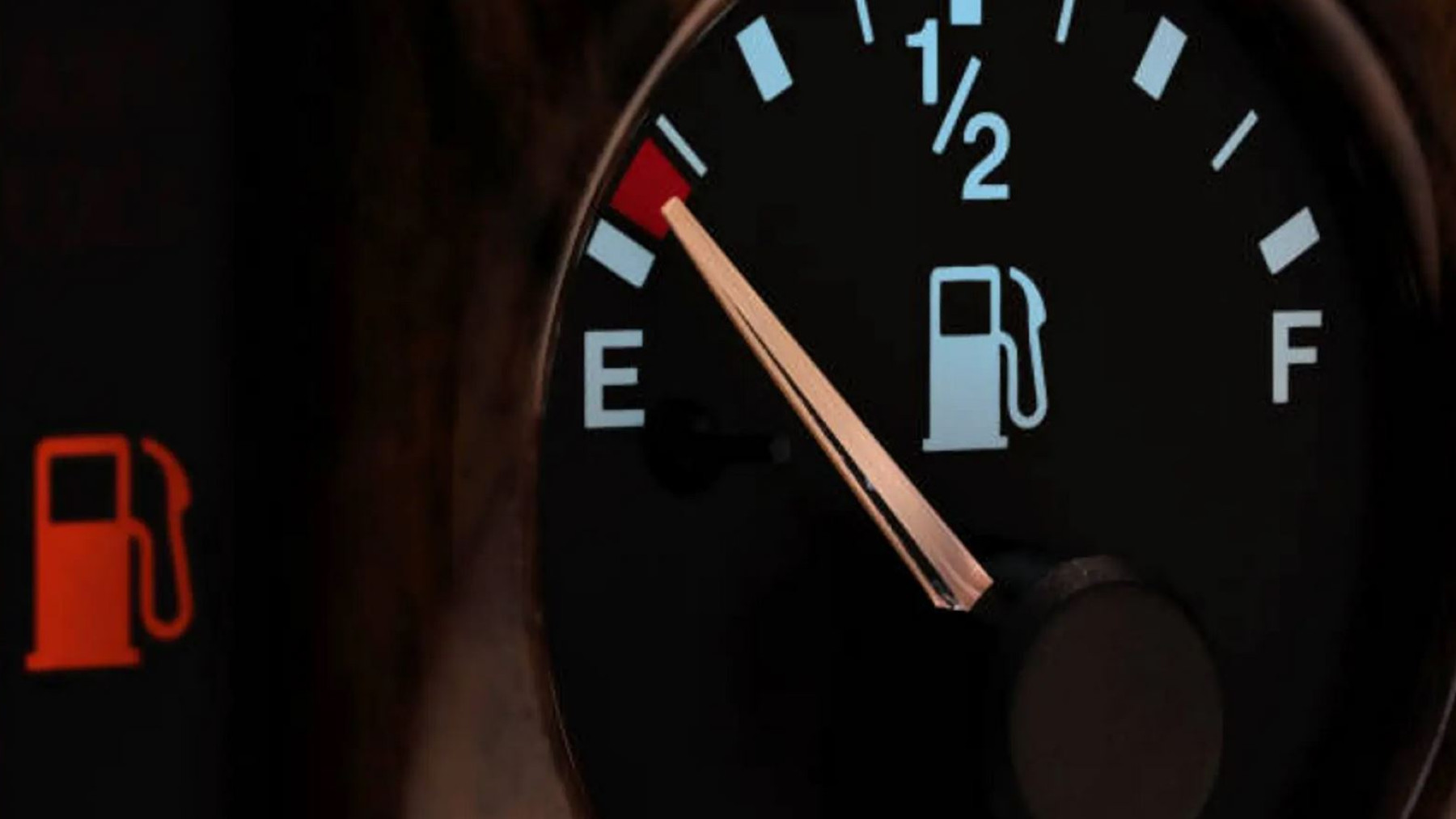 Conducir con el depósito del coche lleno o medio vacío