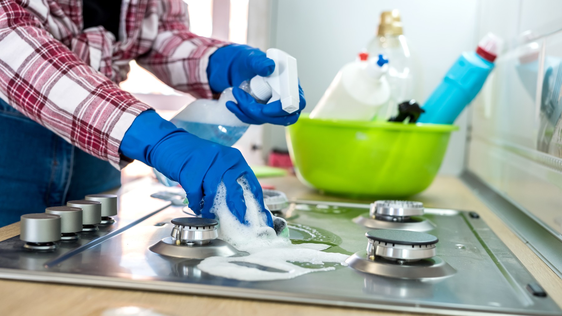 Los mejores trucos caseros para eliminar la grasa pegajosa