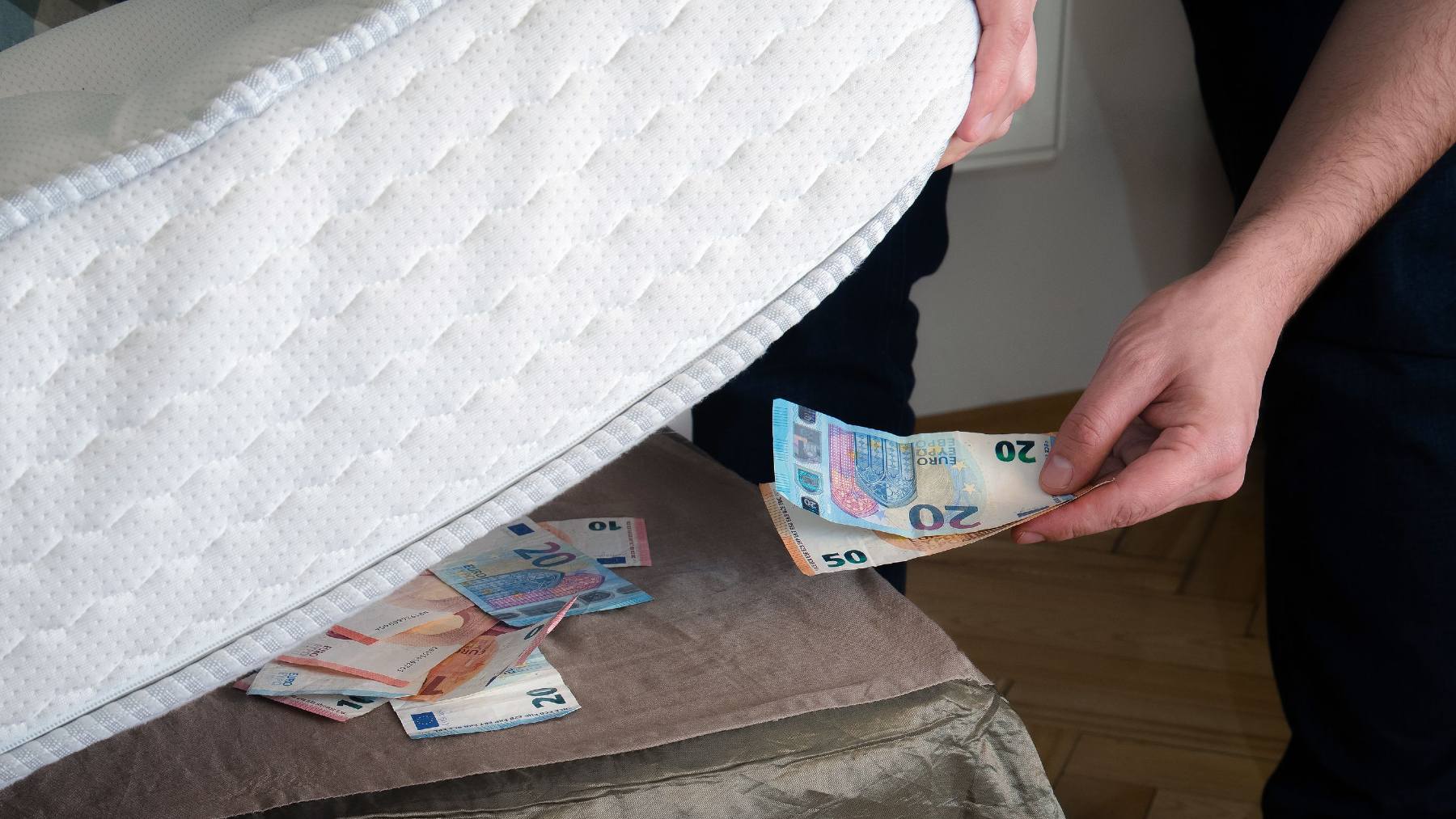 Confirmado: cada vez más españoles guardan dinero en casa