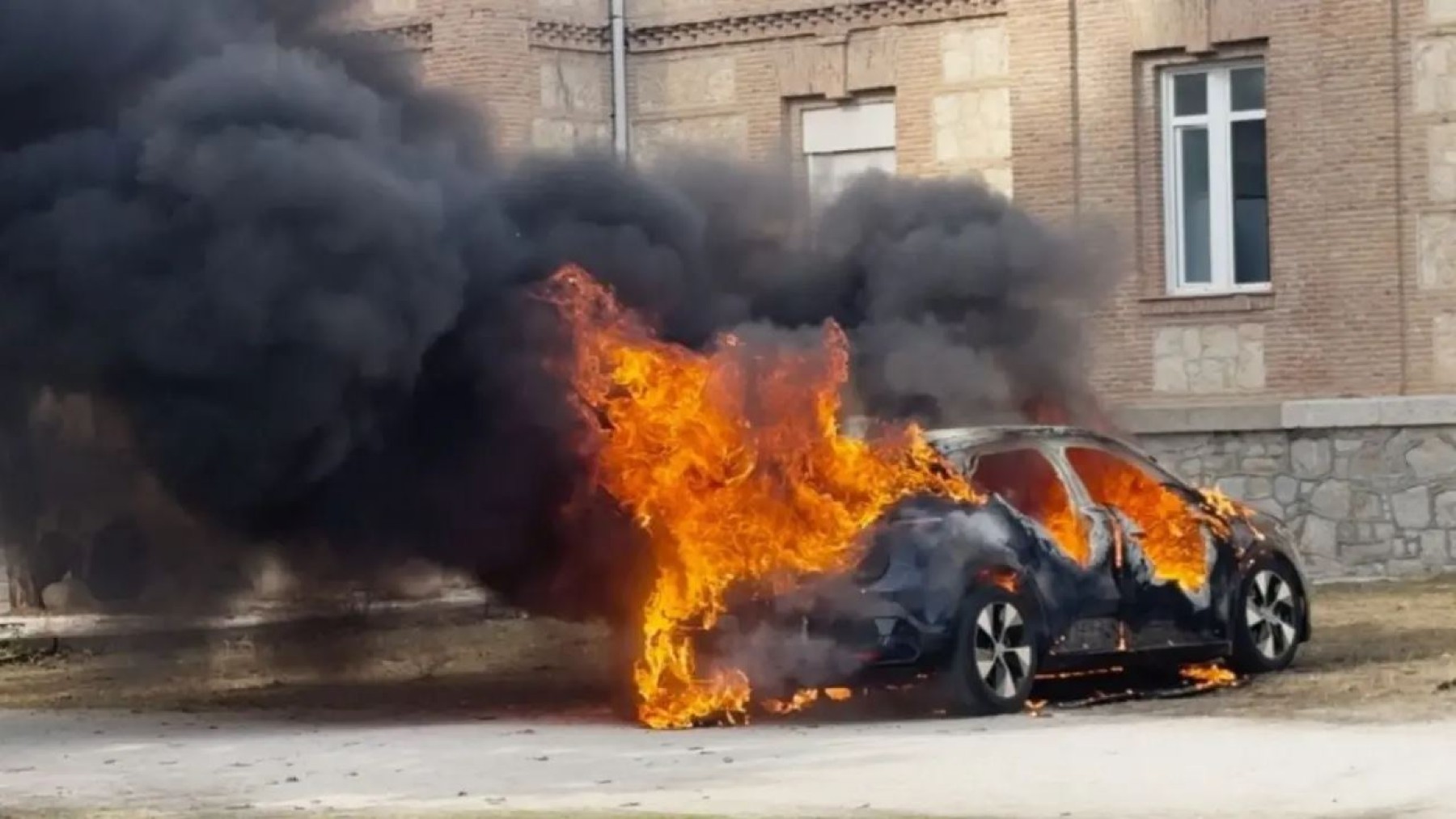 Renault quema intencionadamente un coche eléctrico
