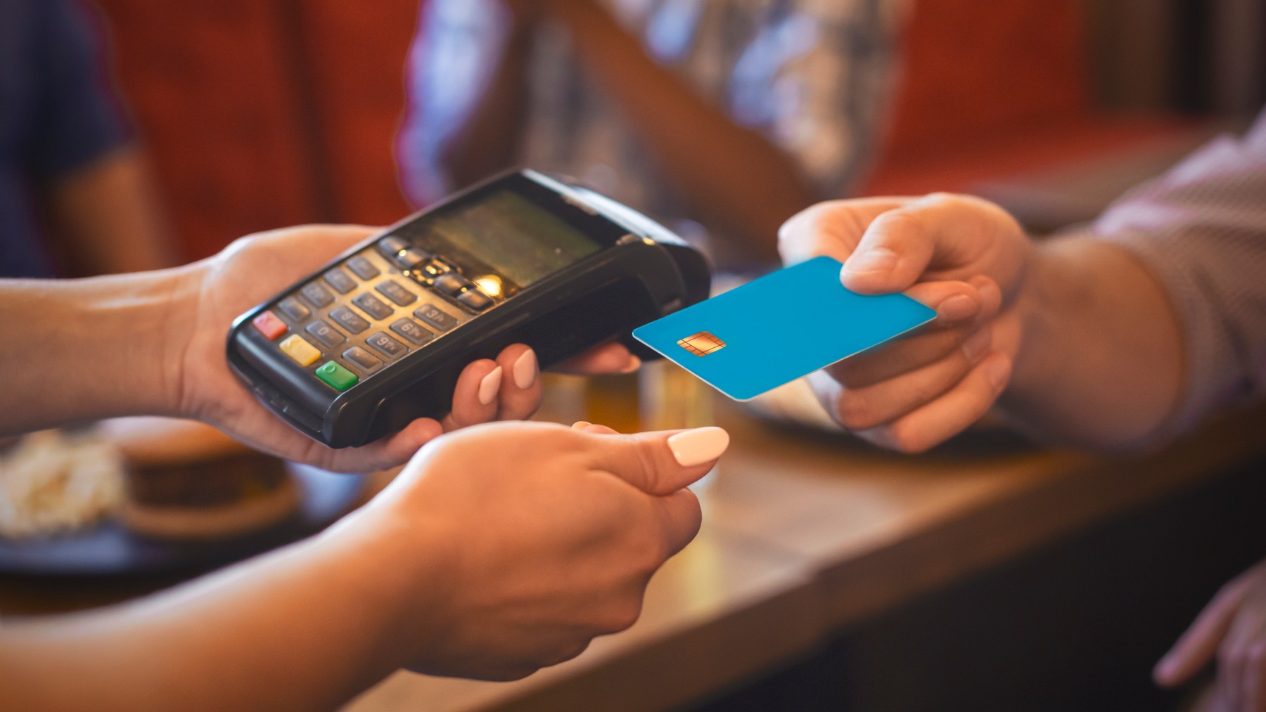 Hacienda vigilará a quienes gasten más de 25.000 euros con tarjeta