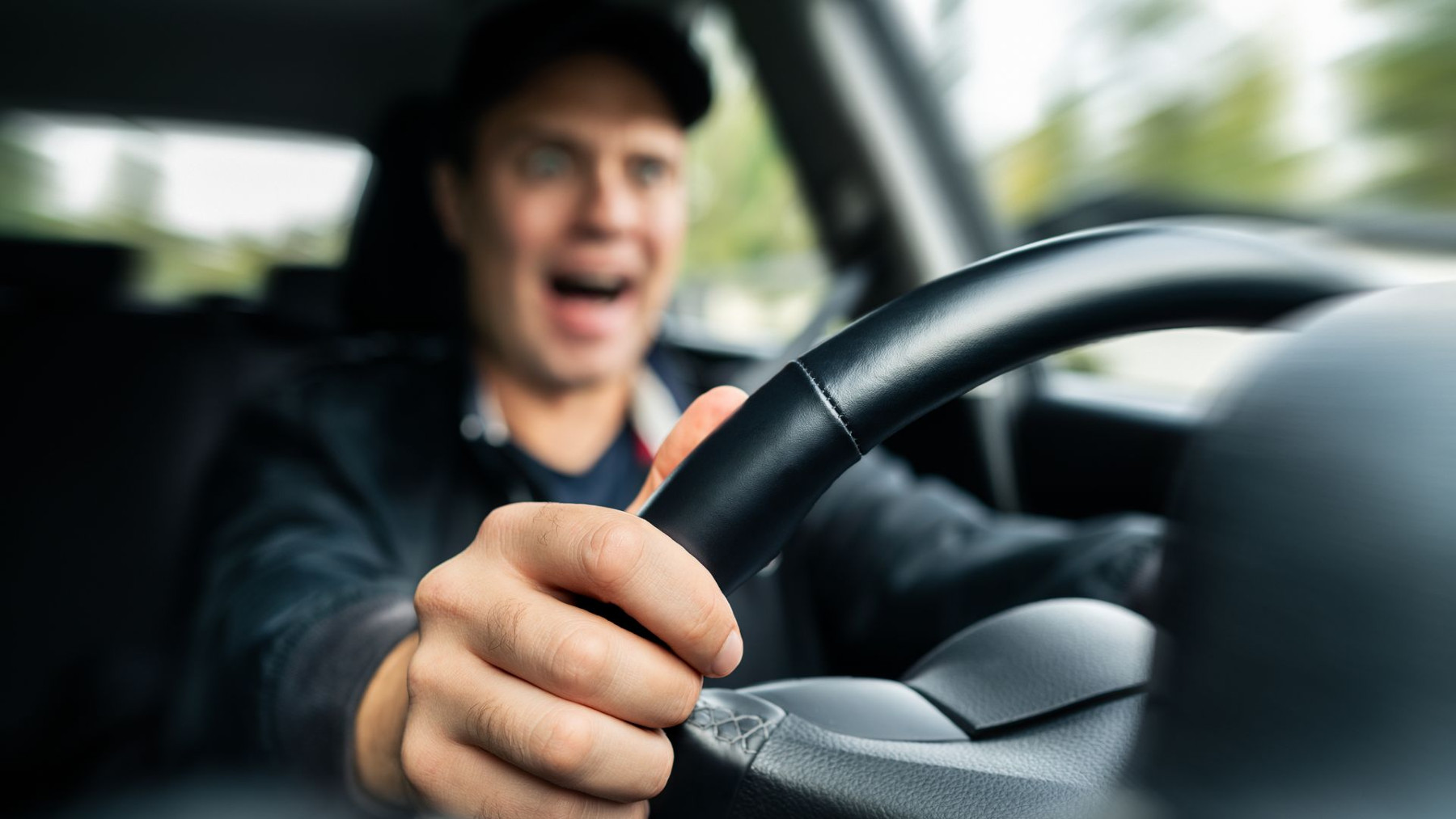 Hacer esto al volante en los días de lluvia puede acarrearte un multón