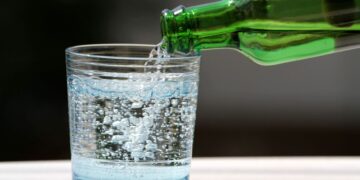 Rafael Guzmán, psiconeuroinmunólogo: "Así es cómo beber agua con gas influye en tus digestiones".