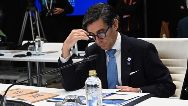 Álvarez-Pallete, expresidente de Telefónica: "Cada vez que aceptamos las cookies de una web, entregamos fragmentos de nuestra vida"