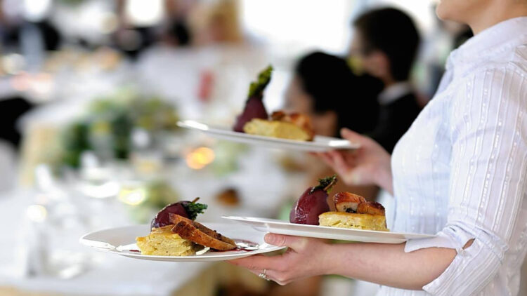 Ya es oficial: una denuncia de Soy Camarero en X reabre el debate sobre jornadas sin descanso en hostelería.