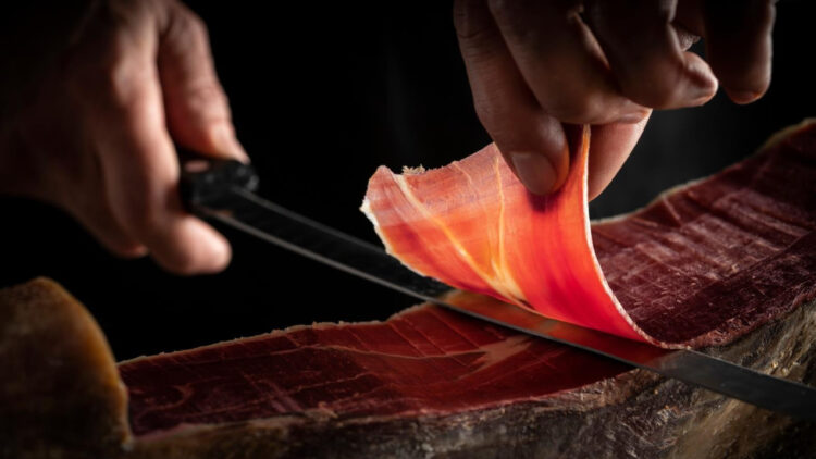 Ni lonchas gruesas ni desperdicios: si tu cesta de Navidad trae un jamón, así tienes que cortarlo para parecer un profesional 1 Ni lonchas gruesas ni desperdicios: si tu cesta de Navidad trae un jamón, así tienes que cortarlo para parecer un profesional.