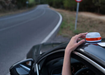 La DGT lo confirma: pese a las críticas, no habrá demoras con la baliza V16... pero sí "flexibilidad".