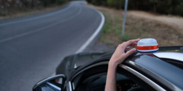 La DGT lo confirma: pese a las críticas, no habrá demoras con la baliza V16... pero sí "flexibilidad".