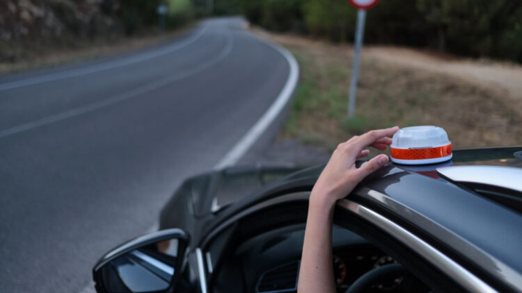 La DGT lo confirma: pese a las críticas, no habrá demoras con la baliza V16... pero sí "flexibilidad" 1 La DGT lo confirma: pese a las críticas, no habrá demoras con la baliza V16... pero sí "flexibilidad".