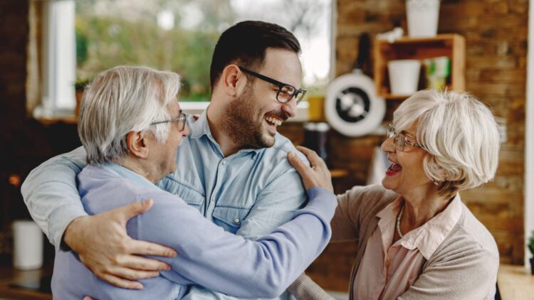 Es oficial: los jubilados con hijos podrán obtener una ayuda de 140 euros al mes y estos son los requisitos para solicitarla.