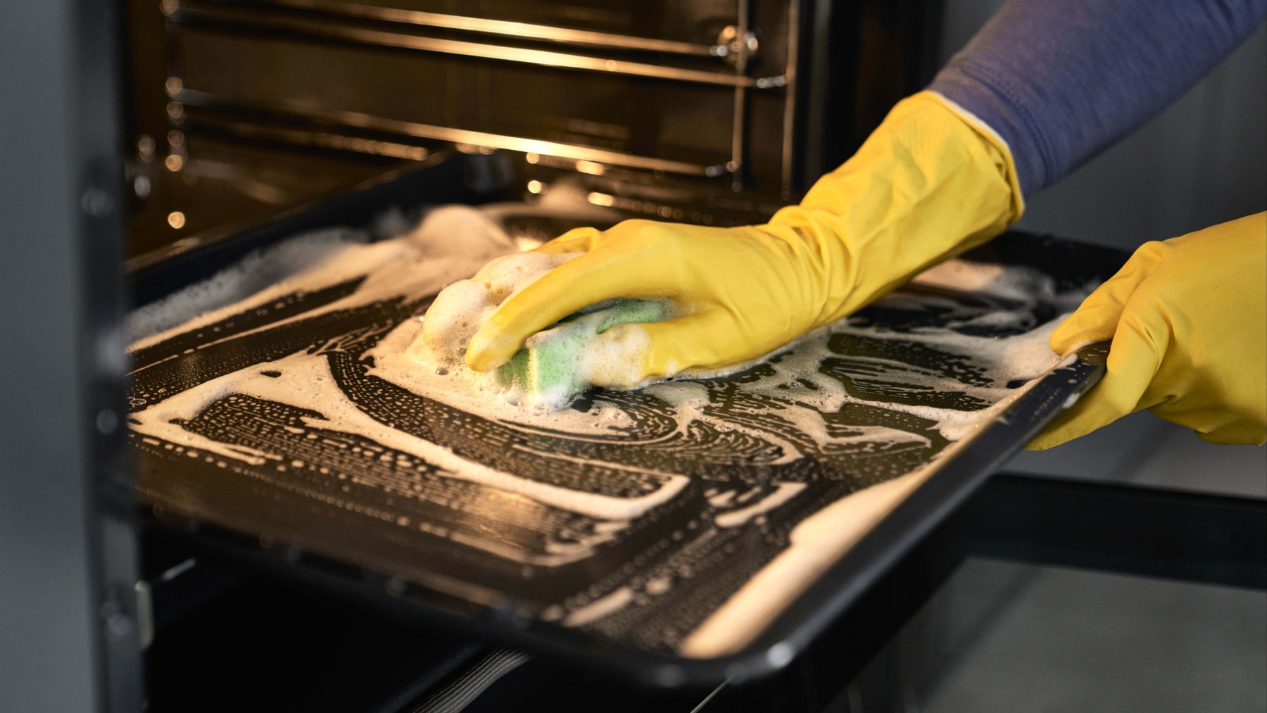 Ni estropajos metálicos ni productos abrasivos: esta es la forma más efectiva de limpiar el cristal de tu horno