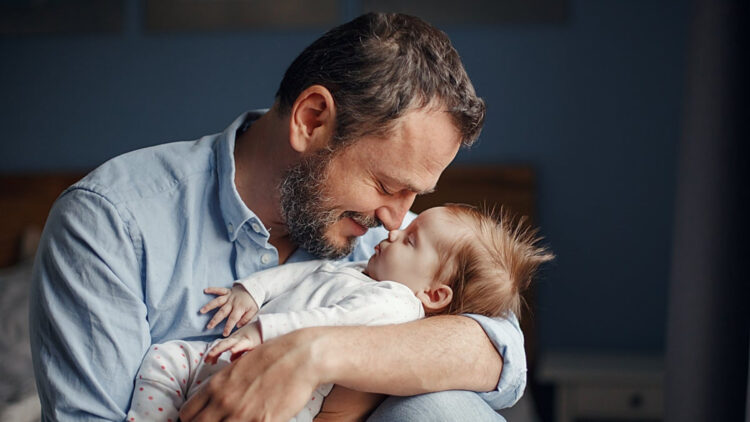 Buenas noticias para los padres: en 2026 tendrán un nuevo permiso retribuido de tres semanas y así pueden solicitarlo.