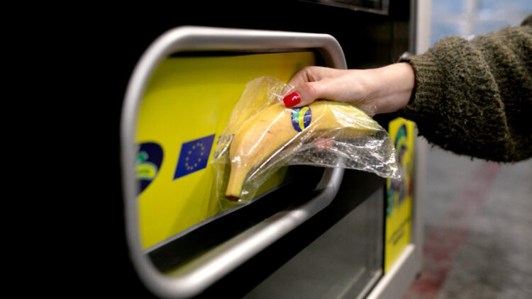 Adiós a las barritas en el gimnasio: Asprocan lleva el Plátano de Canarias a máquinas de vending en Fitness Park.