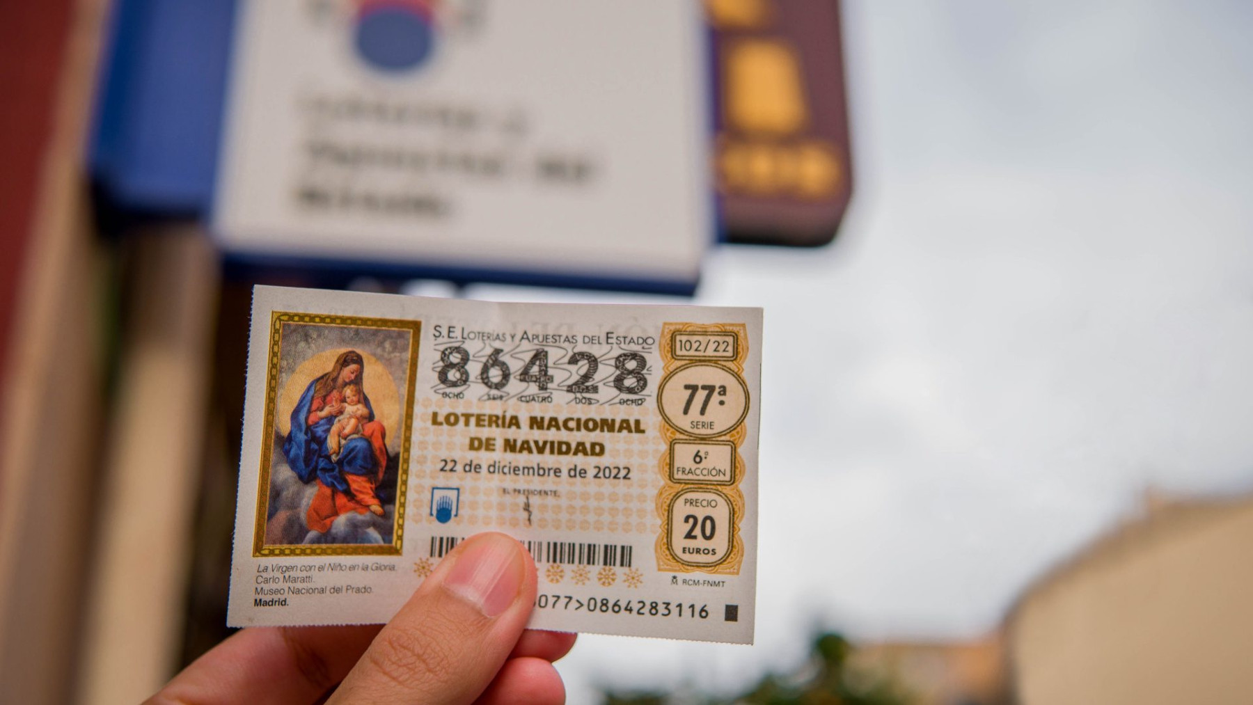 Sí, pueden cobrarte más de 20 euros por tu Lotería de Navidad: la ley permite un sobrecoste en estos casos.