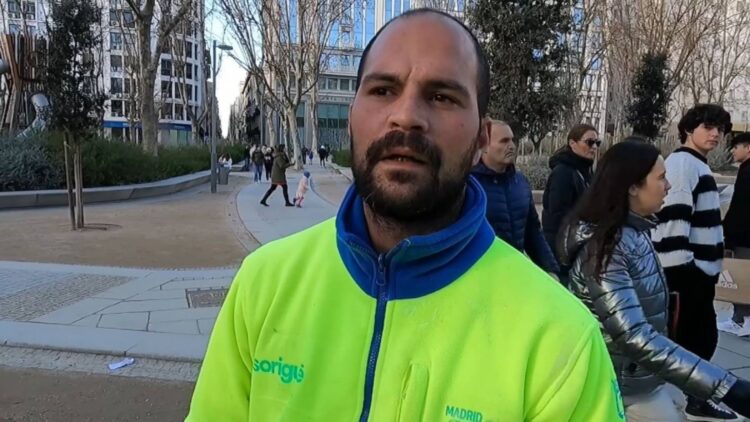 "El sueldo se queda muy cortito, la verdad": un jardinero de Madrid desvela su salario y los problemas que afronta con él.
