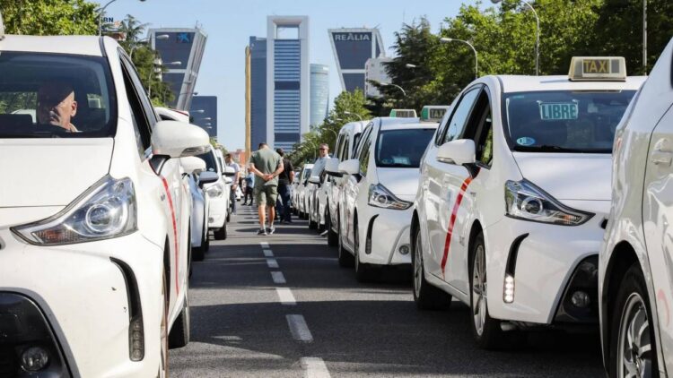 Es oficial: viajar en taxi será más caro en Madrid... y esta es la comparativa de sus precios con respecto a los VTC.