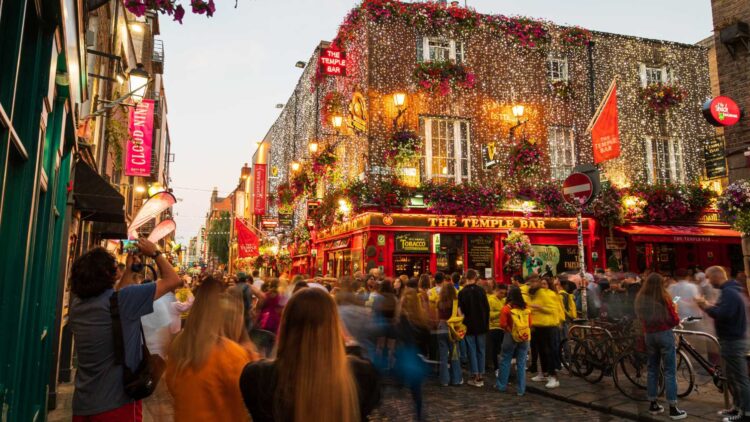 Casa gratis y sueldazos de casi 6.000 euros: Irlanda ofrece trabajo a los españoles y estos son los puestos que buscan cubrir.