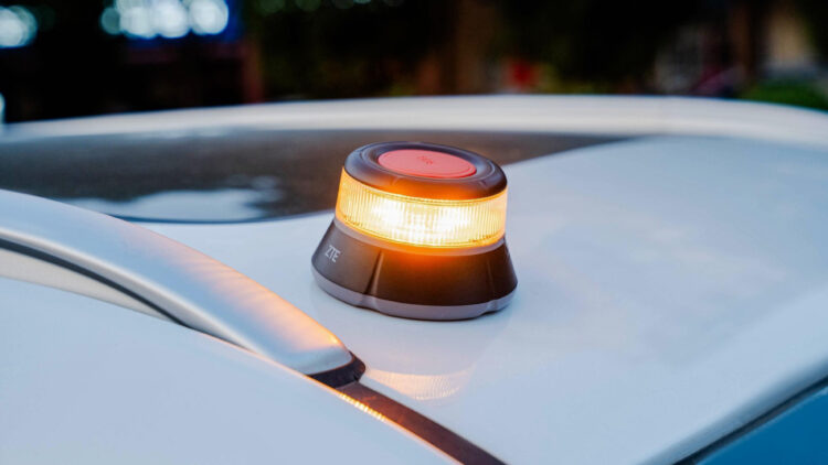 Ni barata ni solo homologada: este es el requisito clave de la luz V16 que muchos conductores en España están pasando por alto.